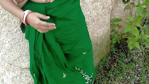 Sonali Randi Ne Khet Me Public Ke Beech Choot Me Fingering Kiya