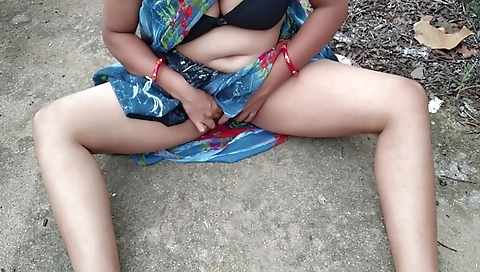 Sonal Bhabhi Ganv Ke Bahar Bridge Par Fingering Karti Huyi Public Me