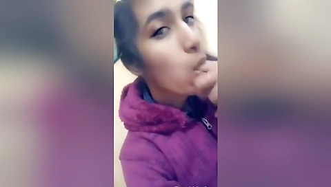 Today Exclusive- Cute Look Desi Girl Record Her Nude Selfie For Lover