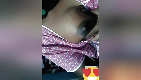 Today Exclusive- Desi Girl Showing Boob Sto Lover On Video Call