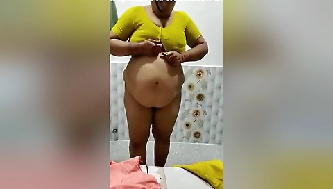 Today Exclusive- Desi Bhabhi Showing Her Boobs And Pussy