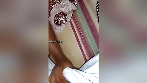 Desi Bahabhi Shows Boobs