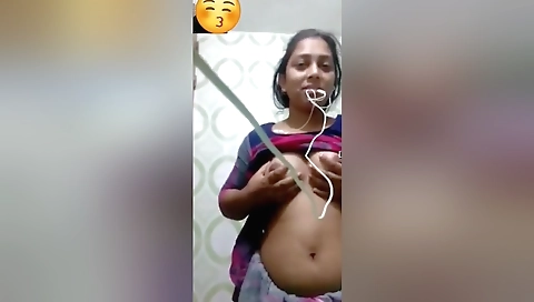 Desi Girl Shows Her Boobs On Vc