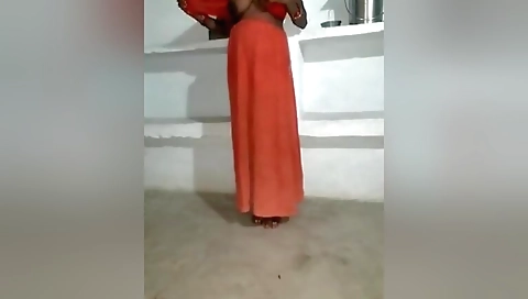 Indian Hot Deshi Bhabhi Sadi Utarkar Apni Tight Chut Aur Bade Nipple Dikhaye