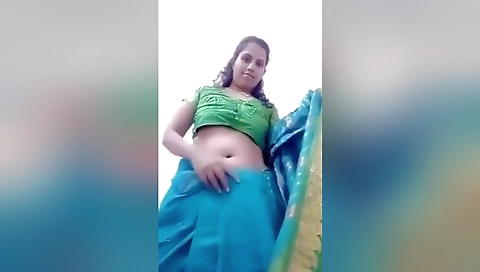 Mallu Bhabhi Shows Her Boobs And Pussy