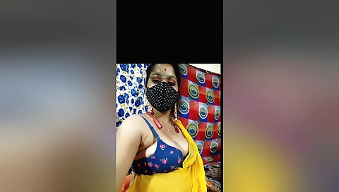 Desi Bhabhi Showing Her Boyfriend Her Boobs