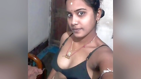 Today Exclusive- Sexy Desi Bhabhi Showing Her Boob And Pussy On Video Call