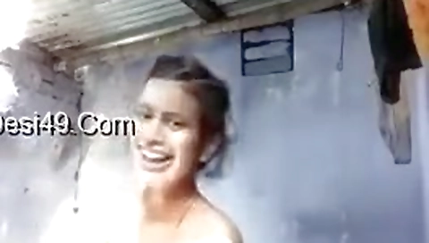 Today Exclusive- Cute Desi Girl Record Her Bathing Video For Bf