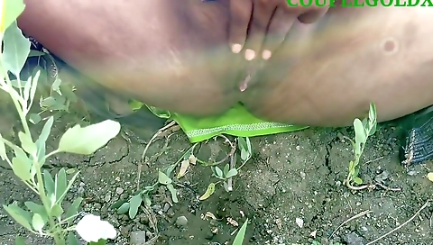 Khet Chupke Se Fingering Kar Rahi Thi Maine Dekha