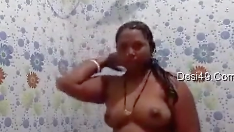 Exclusive- Sexy Desi Bhabhi Record Bathing Selfie For Ex Lover