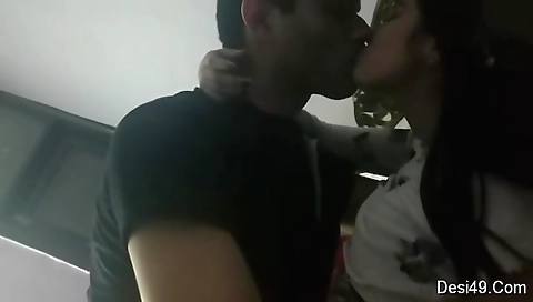 Exclusive- Sexy Indian Clg Lover Romance And Pussy Licking