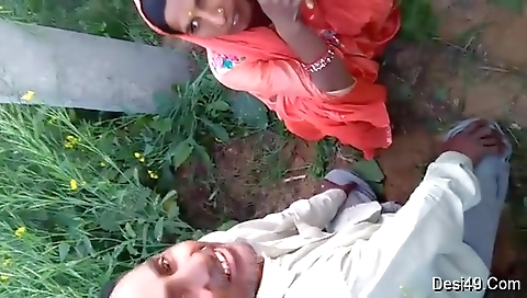 Exclusive- Desi Mature Cheating Wife Outdoor Sex With Lover