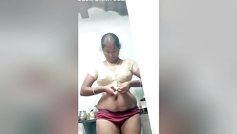 Exclusive- Sexy Mallu Bhabhi Changing Cloths