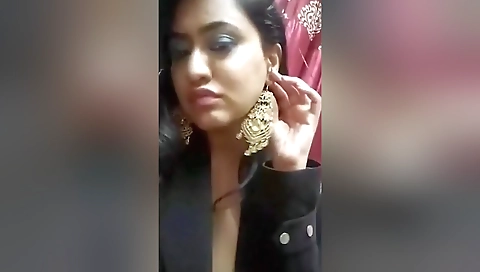 Today Exclusive- Sexy Bhabhi Showing Her Boobs
