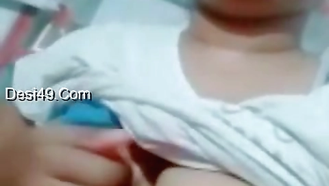 Today Exclusive- Sexy Desi Girl Showing Her Boobs On Video Call