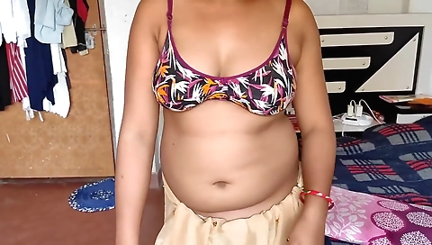 Hot Indian Aunty Peeing For Virgin Boy In Hindi