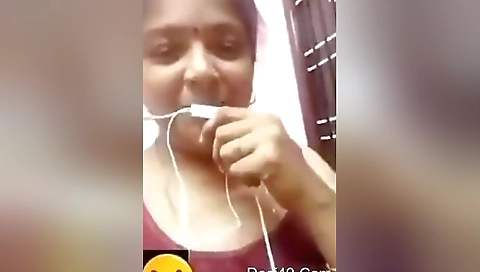 Today Exclusive-tamil Bhabhi Showing Boobs On Video Call