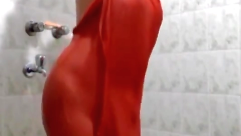 Desi Bhabi Bathroom Dance..in