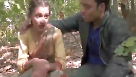 Jungle Me Mangal- Bhatki Ladki Ko Stranger Ne Pela