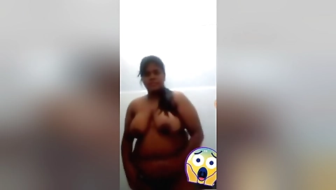 Today Exclusive- Big Desi Girl Showing Nude Body On Video Call