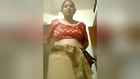 Sexy Desi Wife Showing Her Boobs