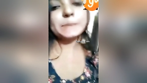Sexy Desi Girl Shows Her Boobs