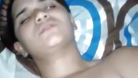 Horny Paki Bhabhi Masturbating Pussy With A Powder Bottle