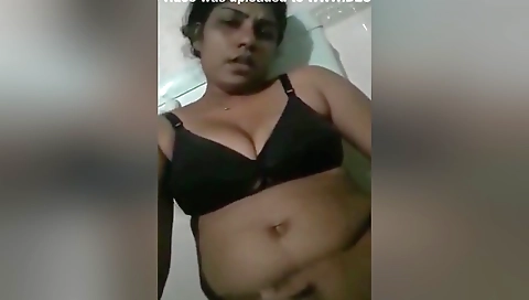 Exclusive- Horny Mallu Aunty Fingering Selfie