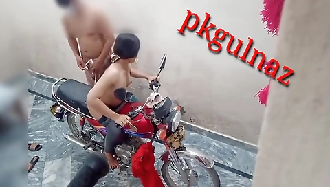 Desi Stepister Ki Bike Par Chudai