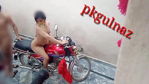 Desi Stepister Ki Bike Par Chudai