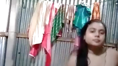 Beautiful Curvy Desi Bhabhi Nude Bath Video