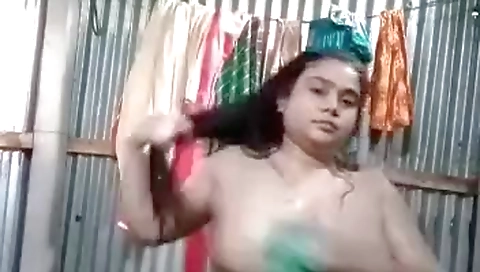 Beautiful Curvy Desi Bhabhi Nude Bath Video