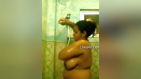 Today Exclusive-horny Boudi Bathing