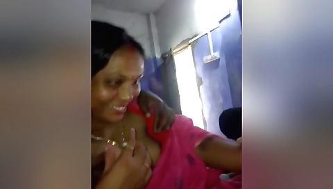 Exclusive- Desi Randi Bhabhi Showing Her Boobs