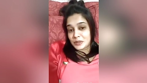 Exclusive- Desi Look Sexy Nri Girl Showing Her Wet Pussy