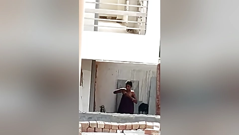 Exclusive- Desi Village Bhabhi Outdoor Bathing Record By