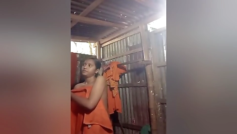 Today Exclusive- Desi Girl Record Her Bathing Video