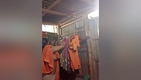 Today Exclusive- Desi Girl Record Her Bathing Video