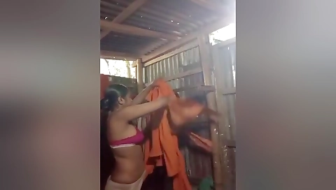 Today Exclusive- Desi Girl Record Her Bathing Video