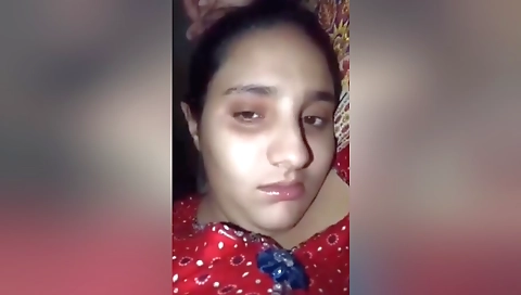 Today Exclusive- Sexy Paki Girl Showing Her Boobs