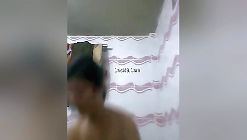 Today Exclusive- Cute Look Desi Girl Record Her Bathing Video