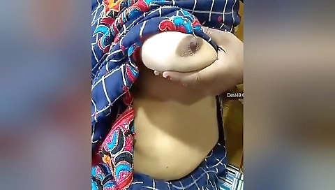 Today Exclusive- Horny Desi Bhabhi Paly With Her Big Boobs And Handjob