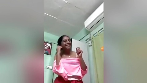 Today Exclusive- Sexy Bhabhi Showing Boobs On Video Call