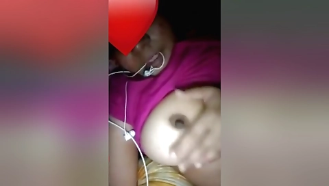 Today Exclusive- Desi Girl Showing Her Boobs