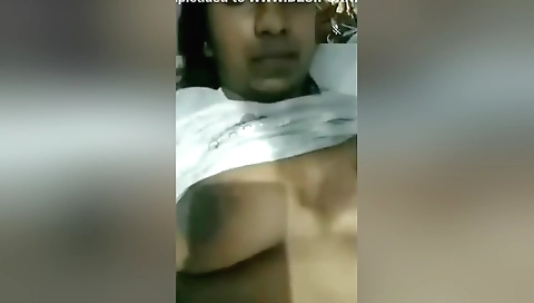 Today Exclusive- Desi Girl Showing Her Boobs