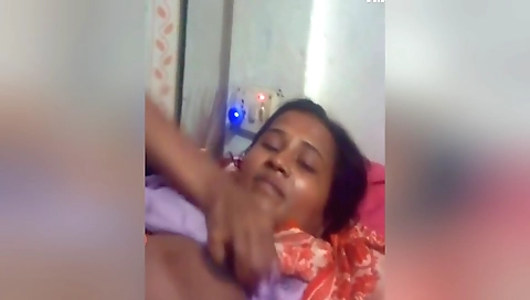 Today Exclusive- Desi Girl Showing Her Boobs