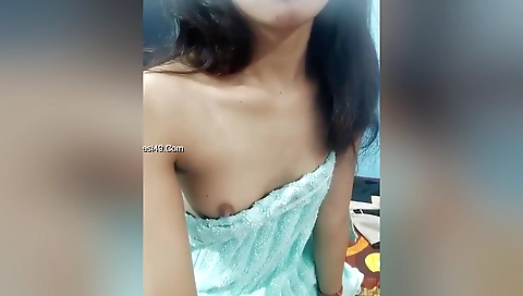 Desi Girl Shows Boobs On Cam Show