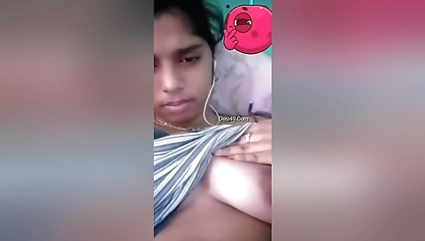 Today Exclusive- Cute Lankan Girl Showing Her Boobs