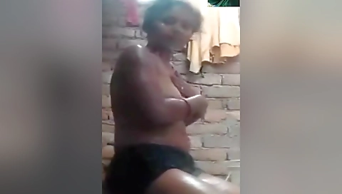 Today Exclusive- Desi Village Girl Bathing
