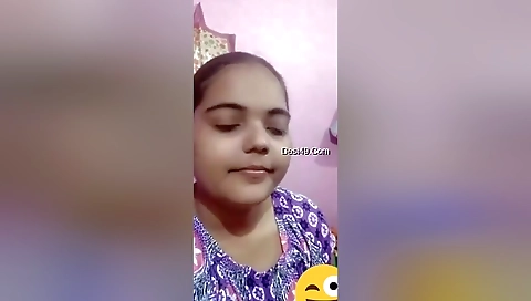 Today Exclusive- Cute Desi Girl Showing Her Boobs